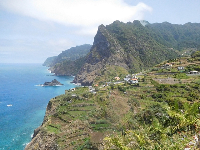 22.08.2017 Poco das Pulgas, Os Arredados und die Miradouros an der Nordküste — Viewpoint an der alten Küstenstrasse — Foto 1