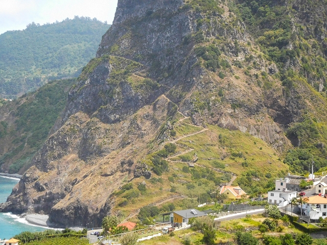 22.08.2017 Poco das Pulgas, Os Arredados und die Miradouros an der Nordküste — Viewpoint an der alten Küstenstrasse — Foto 4