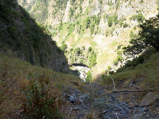 23 July 2013 Levada do Curral e Castelejo — To the tunnel behind the waterfall — photo 1