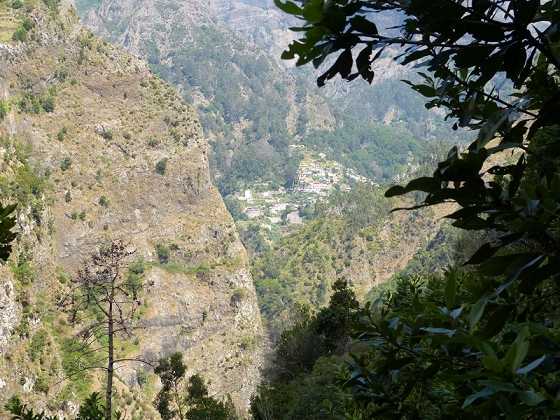 23 July 2013 Levada do Curral e Castelejo — To the tunnel behind the waterfall — photo 4
