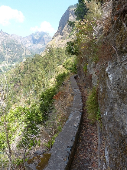 23 July 2013 Levada do Curral e Castelejo — To the tunnel behind the waterfall — photo 17