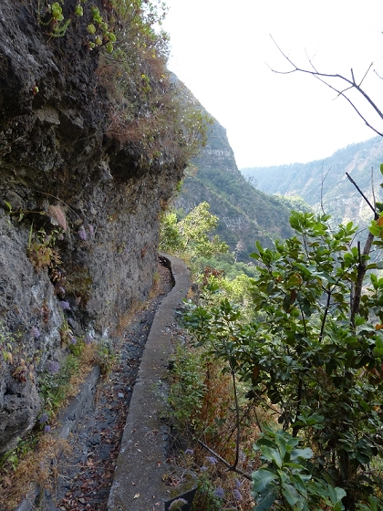 23 July 2013 Levada do Curral e Castelejo — To the tunnel behind the waterfall — photo 18