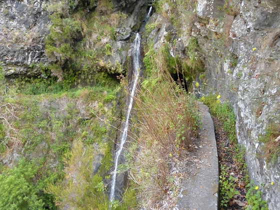 23 July 2013 Levada do Curral e Castelejo — To the tunnel behind the waterfall — photo 22
