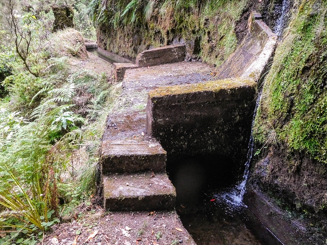 13 August 2017 The great tunnel-rat diploma: From the Madre of the Levada do Norte to the gravel track from Ginjas to Estanquinhos — Crossing of the eastern main branch of the Ribeira do Inferno — photo 1
