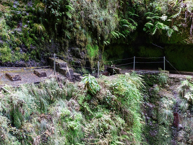 13 August 2017 The great tunnel-rat diploma: From the Madre of the Levada do Norte to the gravel track from Ginjas to Estanquinhos — Crossing of the eastern main branch of the Ribeira do Inferno — photo 13