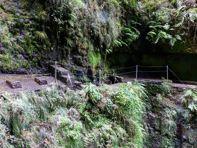 13 August 2017 The great tunnel-rat diploma: From the Madre of the Levada do Norte to the gravel track from Ginjas to Estanquinhos — Crossing of the eastern main branch of the Ribeira do Inferno — photo 16