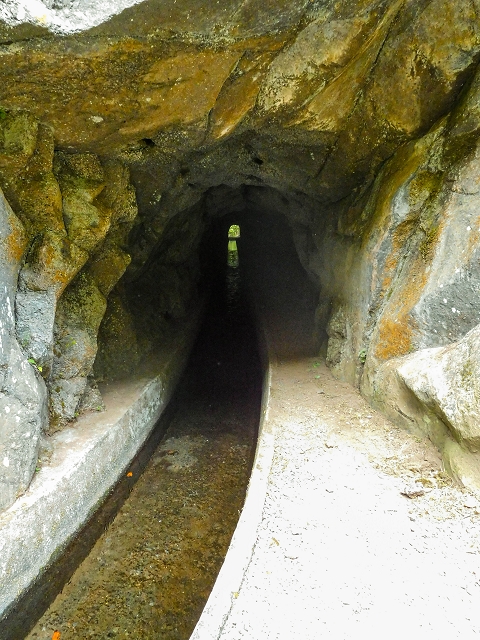 13 August 2017 The great tunnel-rat diploma: From the Madre of the Levada do Norte to the gravel track from Ginjas to Estanquinhos — Short tunnel — photo 1