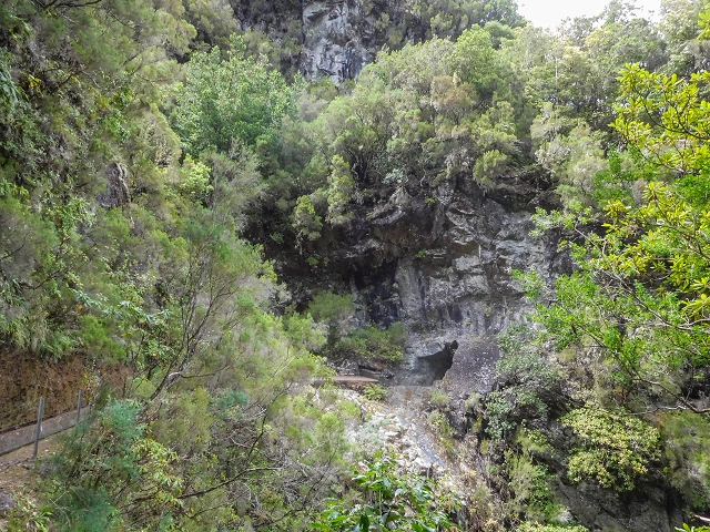 13 August 2017 The great tunnel-rat diploma: From the Madre of the Levada do Norte to the gravel track from Ginjas to Estanquinhos — Crossing of the eastern main branch of the Ribeira do Passo — photo 6