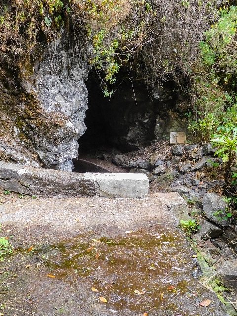 13 August 2017 The great tunnel-rat diploma: From the Madre of the Levada do Norte to the gravel track from Ginjas to Estanquinhos — The long tunnel and the crossing of the western main branch of the Ribeira dos Pombos — photo 4