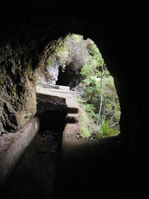 13 August 2017 The great tunnel-rat diploma: From the Madre of the Levada do Norte to the gravel track from Ginjas to Estanquinhos — The long tunnel and the crossing of the western main branch of the Ribeira dos Pombos — photo 5