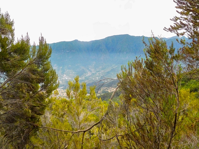 13 August 2017 The great tunnel-rat diploma: From the Madre of the Levada do Norte to the gravel track from Ginjas to Estanquinhos — The second-to-last tunnel and the view of Sao Vicente beginning — photo 4