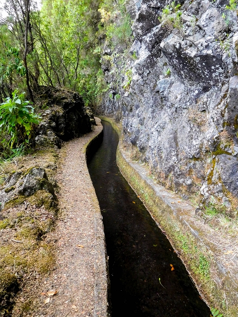 13 August 2017 The great tunnel-rat diploma: From the Madre of the Levada do Norte to the gravel track from Ginjas to Estanquinhos — Open levada with a view of Sao Vicente — photo 1