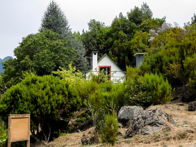 13 August 2017 The great tunnel-rat diploma: From the Madre of the Levada do Norte to the gravel track from Ginjas to Estanquinhos — The eastern levada house and the track — photo 2