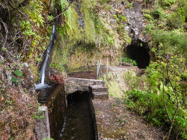 13 August 2017 The great tunnel-rat diploma: From the Madre of the Levada do Norte to the gravel track from Ginjas to Estanquinhos — On the Norte to the crossing of the Ribeira do Vimieiro and the first tunnel — photo 3