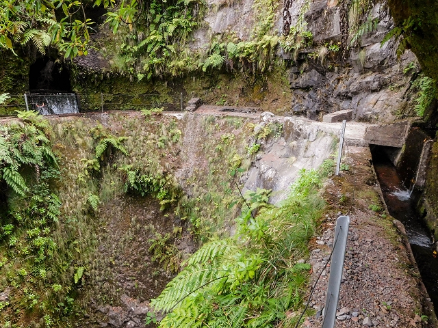 13 August 2017 The great tunnel-rat diploma: From the Madre of the Levada do Norte to the gravel track from Ginjas to Estanquinhos — Crossing of the Corrego da Beira do Lombo Queimado — photo 6