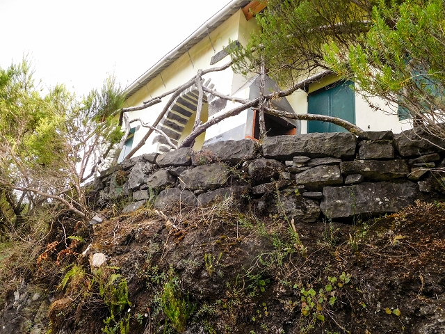 13 August 2017 The great tunnel-rat diploma: From the Madre of the Levada do Norte to the gravel track from Ginjas to Estanquinhos — Past the levada house to the great gorge of the Ribeira do Agua do Vento — photo 1