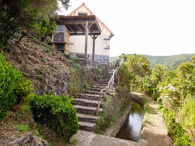 13 August 2017 The great tunnel-rat diploma: From the Madre of the Levada do Norte to the gravel track from Ginjas to Estanquinhos — Past the levada house to the great gorge of the Ribeira do Agua do Vento — photo 2