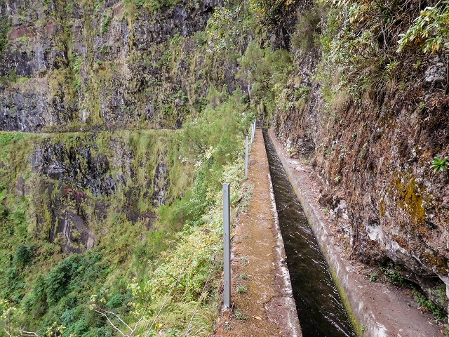 13 August 2017 The great tunnel-rat diploma: From the Madre of the Levada do Norte to the gravel track from Ginjas to Estanquinhos — Past the levada house to the great gorge of the Ribeira do Agua do Vento — photo 4