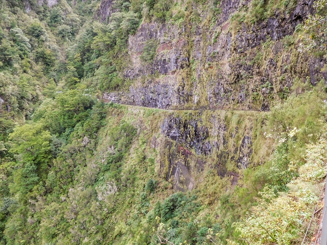 13 August 2017 The great tunnel-rat diploma: From the Madre of the Levada do Norte to the gravel track from Ginjas to Estanquinhos — Past the levada house to the great gorge of the Ribeira do Agua do Vento — photo 5
