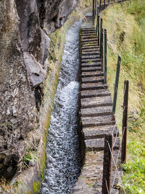 13 August 2017 The great tunnel-rat diploma: From the Madre of the Levada do Norte to the gravel track from Ginjas to Estanquinhos — Past the levada house to the great gorge of the Ribeira do Agua do Vento — photo 10