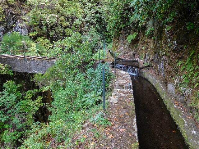 13 August 2017 The great tunnel-rat diploma: From the Madre of the Levada do Norte to the gravel track from Ginjas to Estanquinhos — The bridge before the Terra Cha tunnel and the feeder levada — photo 2