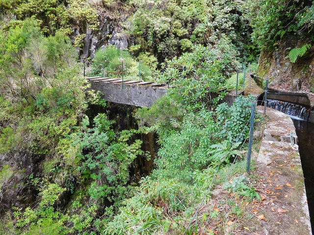 13 August 2017 The great tunnel-rat diploma: From the Madre of the Levada do Norte to the gravel track from Ginjas to Estanquinhos — The bridge before the Terra Cha tunnel and the feeder levada — photo 3
