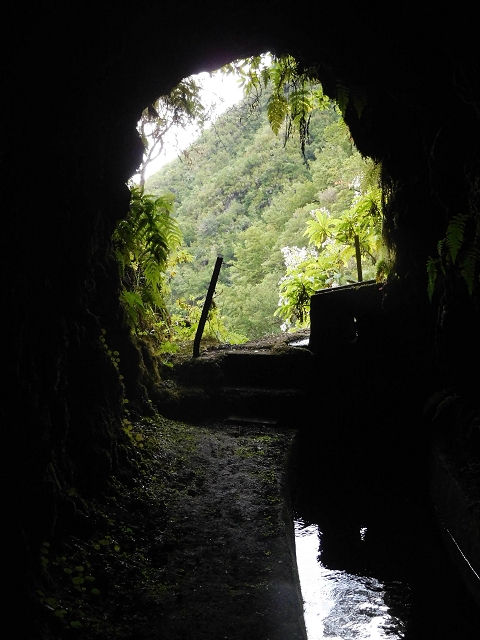 13 August 2017 The great tunnel-rat diploma: From the Madre of the Levada do Norte to the gravel track from Ginjas to Estanquinhos — The window at the crossing of the Ribeira de Joao Delgado — photo 1
