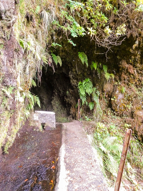 13 August 2017 The great tunnel-rat diploma: From the Madre of the Levada do Norte to the gravel track from Ginjas to Estanquinhos — The window at the crossing of the Ribeira de Joao Delgado — photo 4