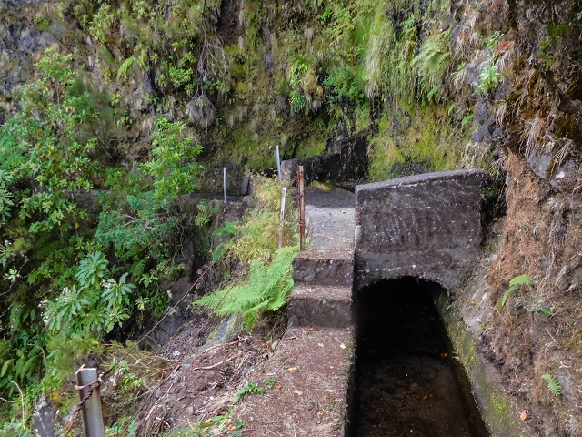 13 August 2017 The great tunnel-rat diploma: From the Madre of the Levada do Norte to the gravel track from Ginjas to Estanquinhos — The window at the crossing of the Ribeira de Joao Delgado — photo 6