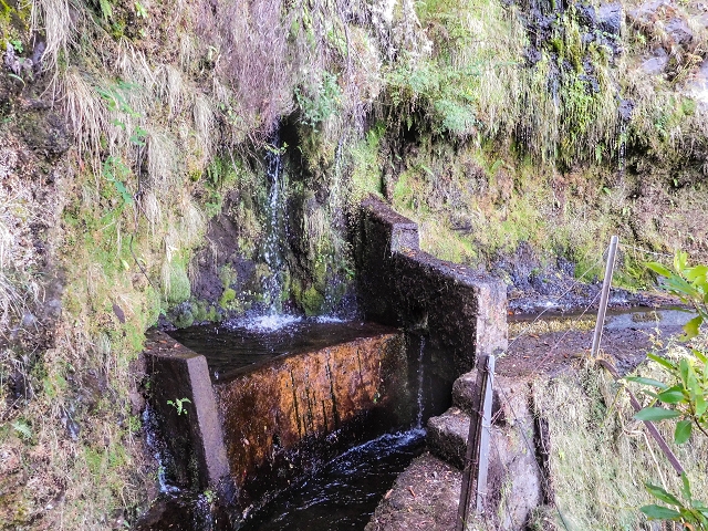 13 August 2017 The great tunnel-rat diploma: From the Madre of the Levada do Norte to the gravel track from Ginjas to Estanquinhos — The window at the crossing of the Ribeira de Joao Delgado — photo 9