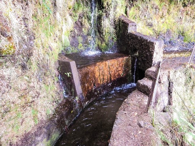 13 August 2017 The great tunnel-rat diploma: From the Madre of the Levada do Norte to the gravel track from Ginjas to Estanquinhos — The window at the crossing of the Ribeira de Joao Delgado — photo 11