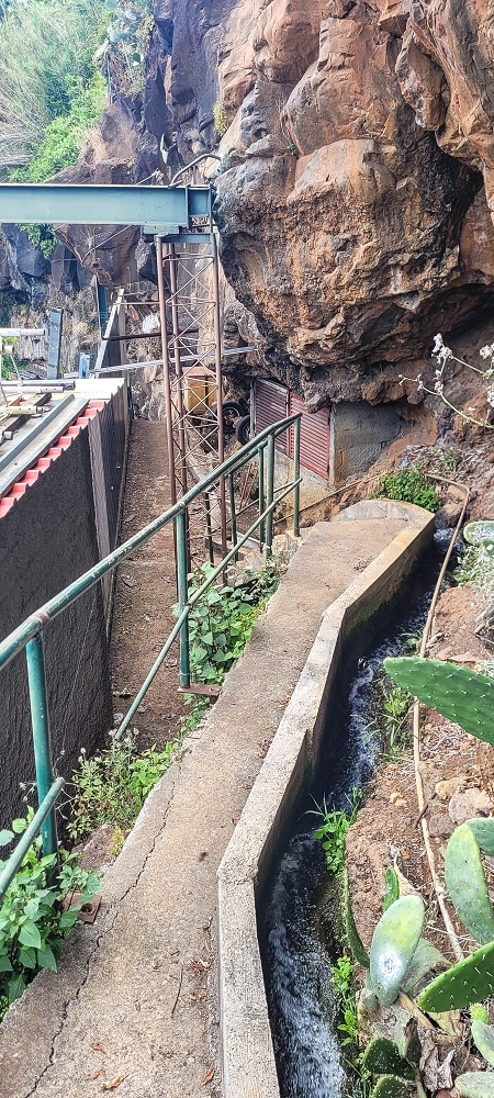 Levada das Voltinhas — Abstieg zur ER222 — Foto 1