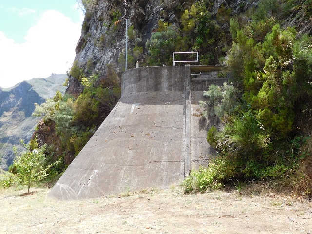 24.07.2015 Balcoes Levada do Juncal Levada Nova do Juncal — Vom Pico da Nogueira-Tunnel zum Speicherbecken — Foto 5
