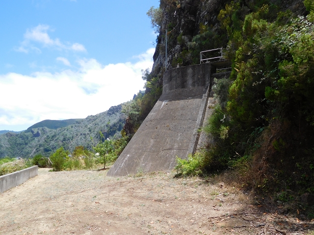 24.07.2015 Balcoes Levada do Juncal Levada Nova do Juncal — Vom Pico da Nogueira-Tunnel zum Speicherbecken — Foto 6