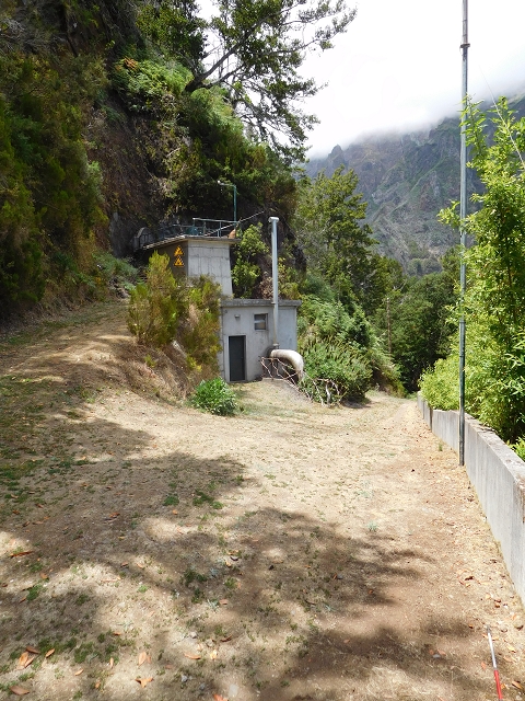 24.07.2015 Balcoes Levada do Juncal Levada Nova do Juncal — Über die Faja da Nogueira mit den Flintstone-Häusern zum Kraftwerk — Foto 1