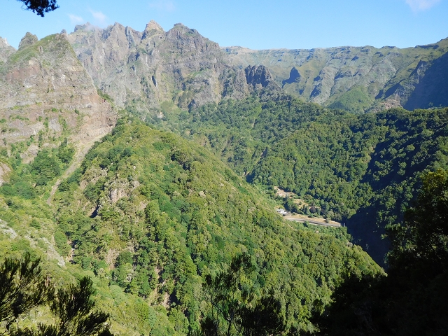24.07.2015 Balcoes Levada do Juncal Levada Nova do Juncal — Ribeiro Frio zur Levada do Juncal und zum ersten Erdrutsch — Foto 16