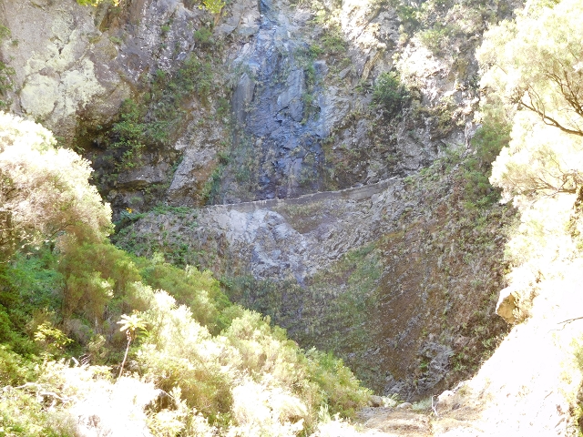 24.07.2015 Balcoes Levada do Juncal Levada Nova do Juncal — Im Bachbett des Seitenastes der Ribeira do Juncal bis zur Hinkelsteinmadre der Levada Nova do Juncal — Foto 13