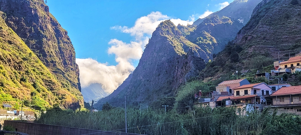 25.06.2024 Sonnige Abschlusswanderung auf der Levada das Rabacas — Der Blick vom Continente-Parkplatz zum Encumeada-Pass — Foto 1
