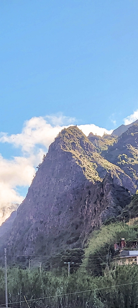 25.06.2024 Sonnige Abschlusswanderung auf der Levada das Rabacas — Der Blick vom Continente-Parkplatz zum Encumeada-Pass — Foto 2