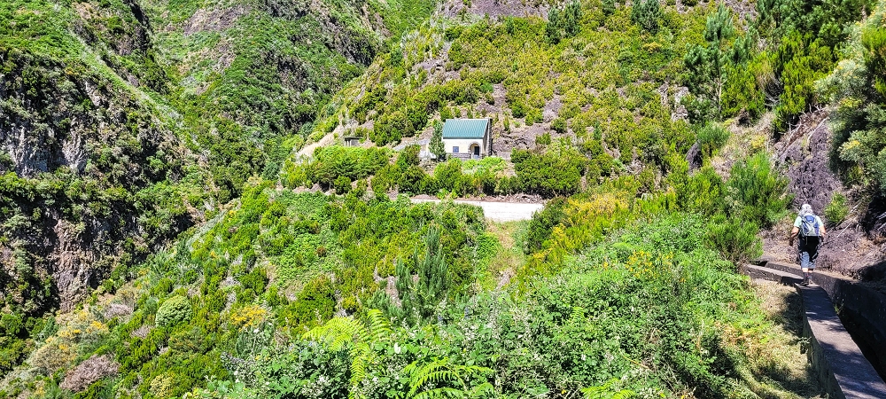 25.06.2024 Sonnige Abschlusswanderung auf der Levada das Rabacas — Weiter zum Ausgang des langen Rabacas-Tunnel — Foto 2