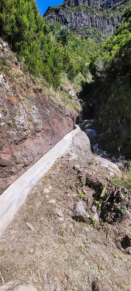 25.06.2024 Sonnige Abschlusswanderung auf der Levada das Rabacas — Weiter zum Ausgang des langen Rabacas-Tunnel — Foto 4