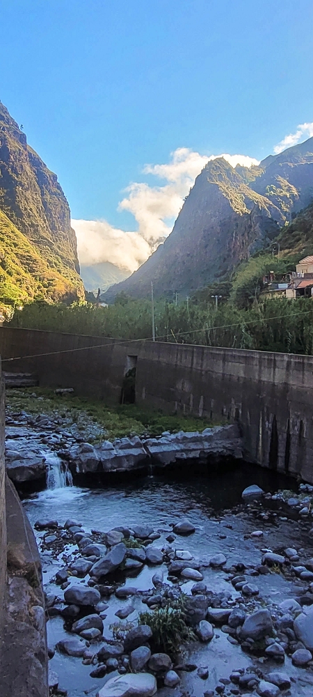 25.06.2024 Sonnige Abschlusswanderung auf der Levada das Rabacas — Der Blick vom Continente-Parkplatz zum Encumeada-Pass — Foto 3