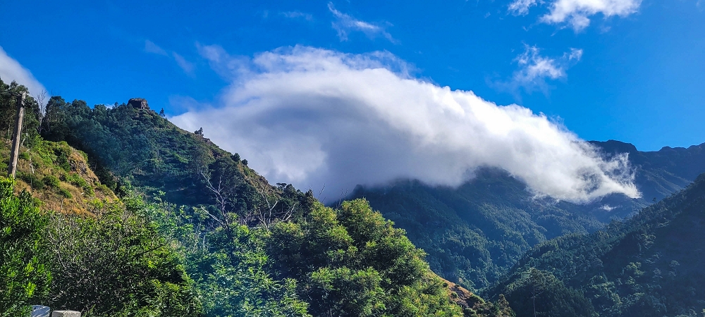 25.06.2024 Sonnige Abschlusswanderung auf der Levada das Rabacas — Der Blick vom Aussichtsparkplatz zum Encumeada-Pass — Foto 1