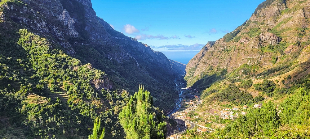 25.06.2024 Sonnige Abschlusswanderung auf der Levada das Rabacas — Der Blick vom Aussichtsparkplatz zum Encumeada-Pass — Foto 2