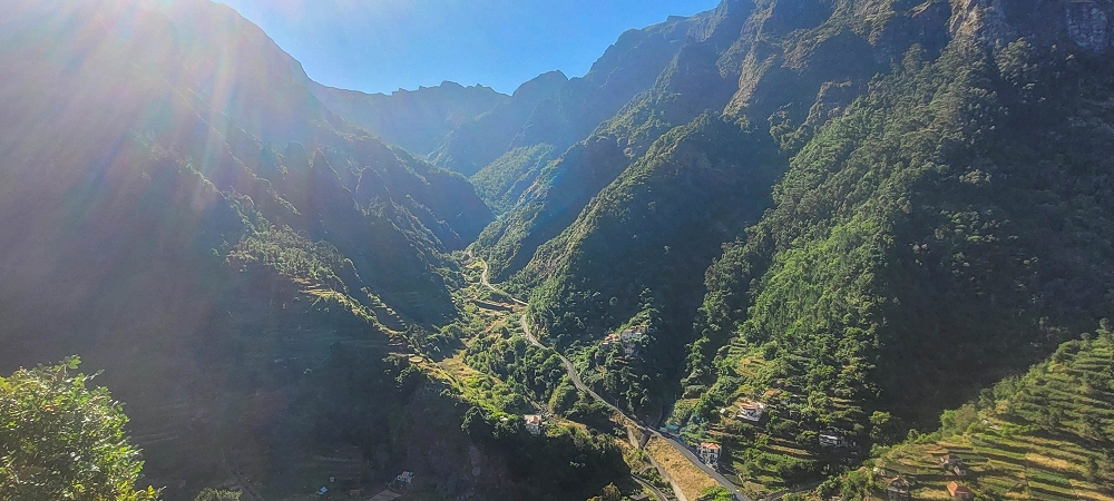 25.06.2024 Sonnige Abschlusswanderung auf der Levada das Rabacas — Der Blick vom Aussichtsparkplatz zum Encumeada-Pass — Foto 3