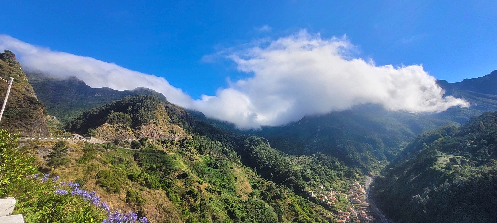25.06.2024 Sonnige Abschlusswanderung auf der Levada das Rabacas — Der Blick vom Aussichtsparkplatz zum Encumeada-Pass — Foto 4