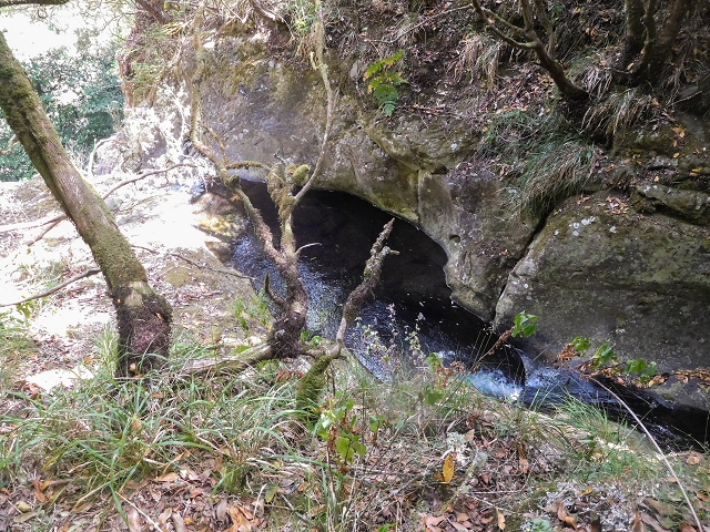 25 de agosto de 2017 Na Vereda Pau Branco de Ginjas a Estanquinhos — Seguindo por um caminho íngreme ao longo de poças e cascatas — foto 3