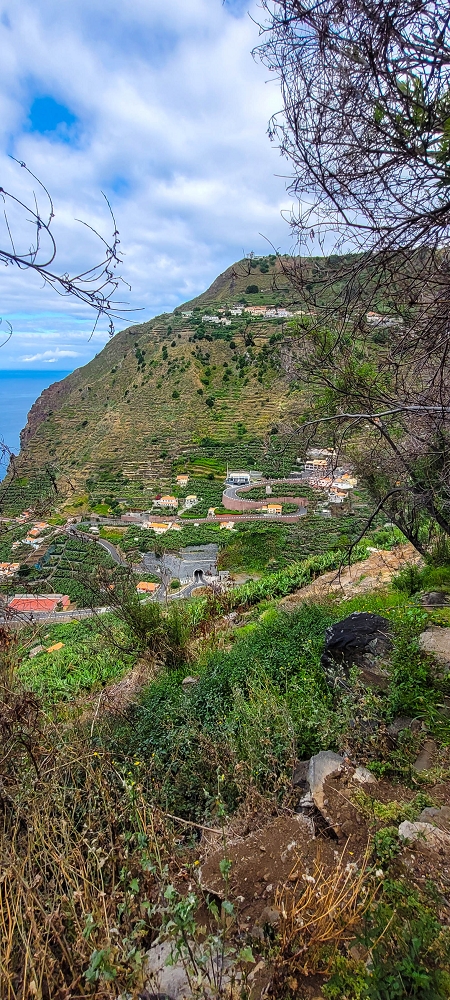 27.06.2022 Bananenwanderung rund um Madalena do Mar — Aufstieg durch die Bananen auf der Vereda dos Lombos — Foto 6