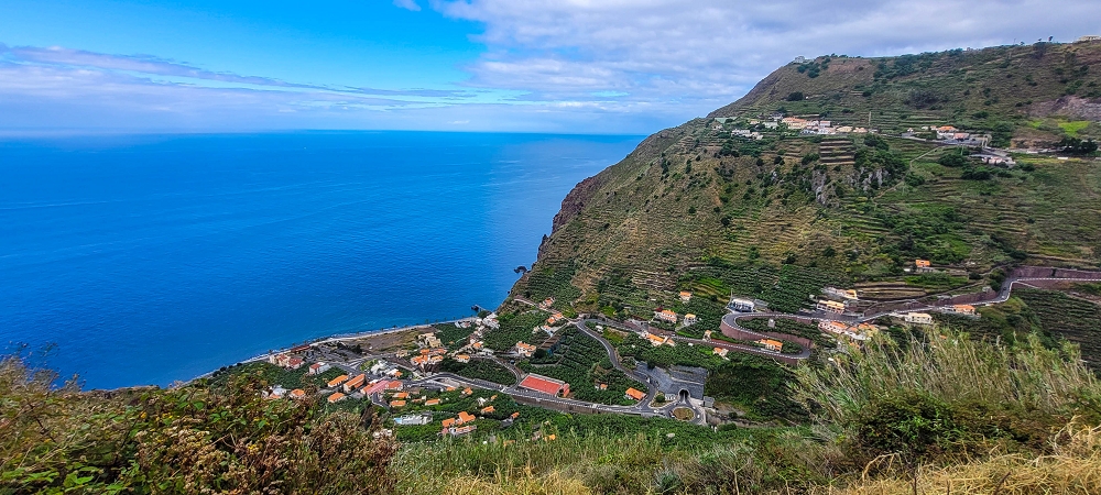 27.06.2022 Bananenwanderung rund um Madalena do Mar — Aufstieg durch die Bananen auf der Vereda dos Lombos — Foto 9