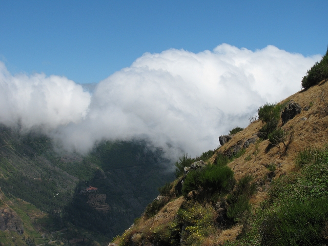 28 de julho de 2015 Levada do Boqueirao e Espigao — No caminho de gravilha até ao Pico da Cruz — foto 14